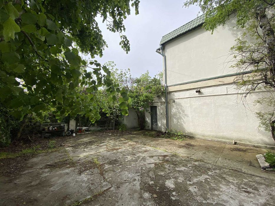 В продаже дом с участком, на пересечении улиц Львовской и Дачной.