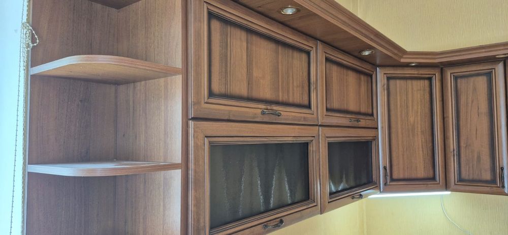 Якісна кутова кухня з класичними фасадами під дерево