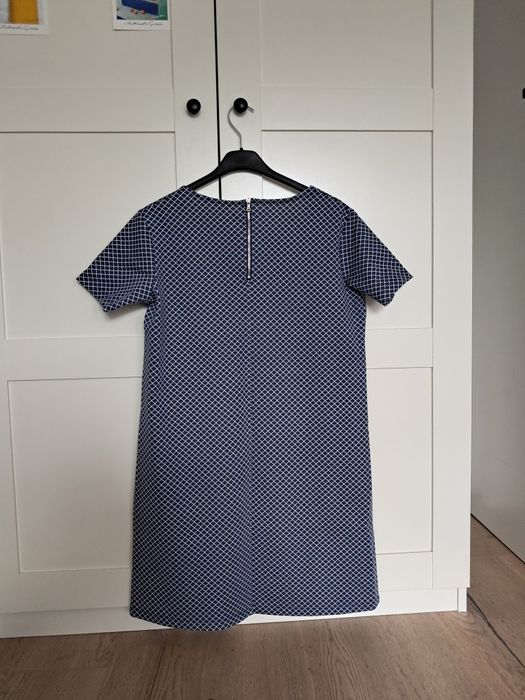 Elegancka sukienka z krótkim rękawem