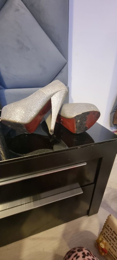 Sapatos altos de cerimónia