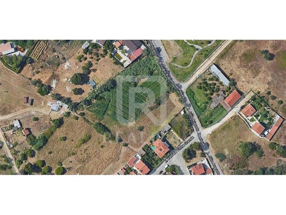 Lote em zona urbana com 4999 m2 em Seixal