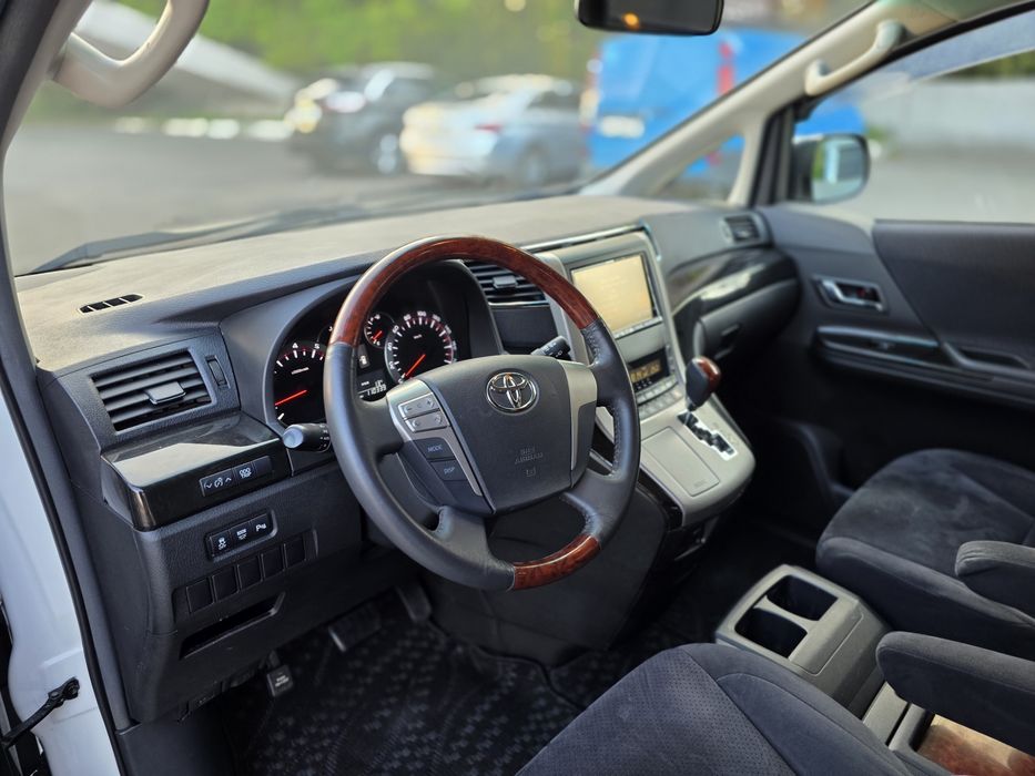 Toyota Vellfire 2,4 CVT 2010 7 мест