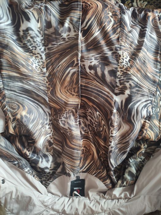 Продам зимнюю курточку с капюшоном с натуральным мехом