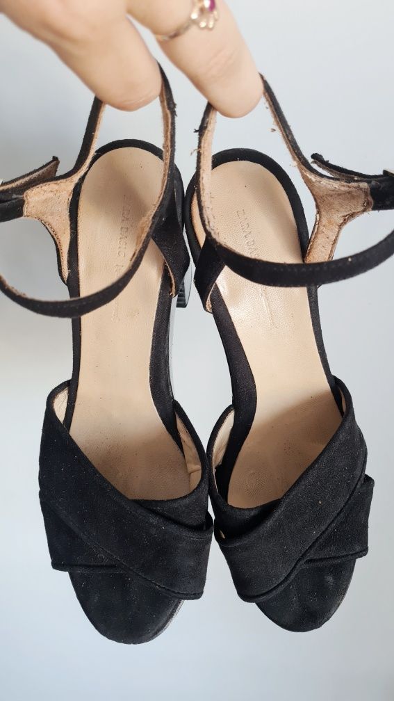 Czarne sandały na słupku wysokiej platformie Zara 38
Obcas 10.5 cm
Kot