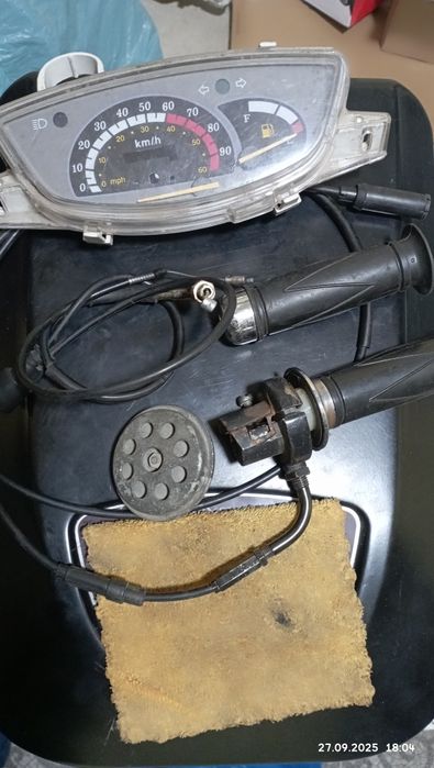 Ручка газу з тросіком на 2 т скутер , сігнал, панель приладів та фара