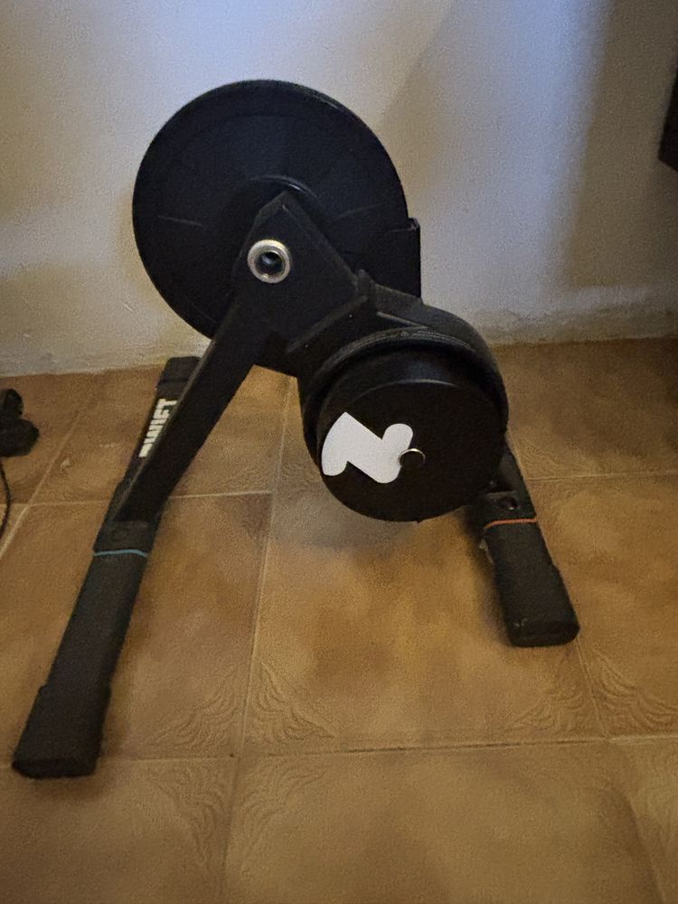 Zwift Hub c/ cassete 11 COMO NOVO