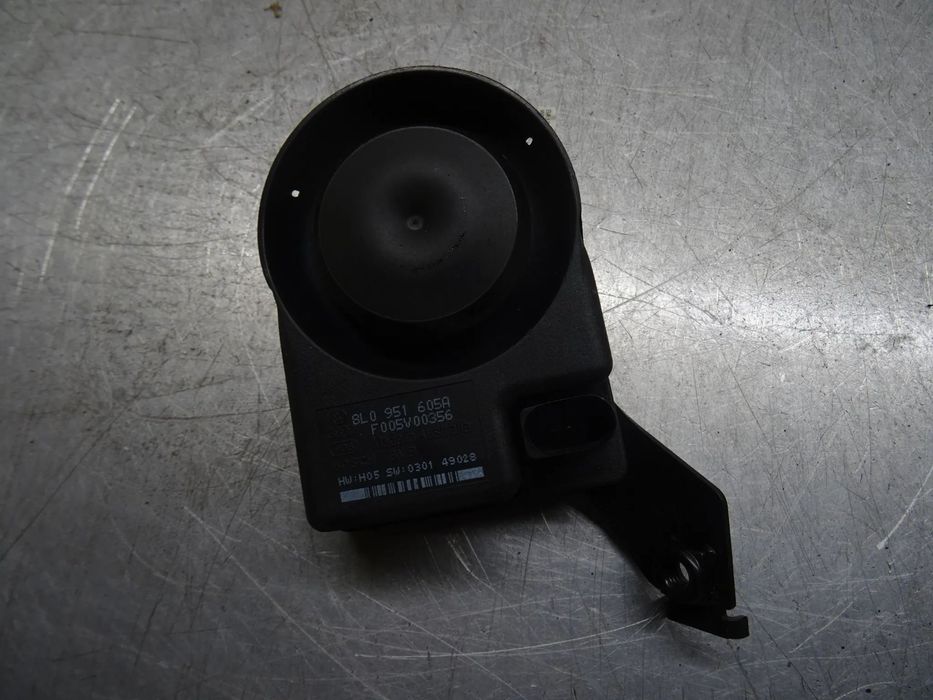 AUDI A4 B7 SEDAN 04-08 1.9TDI SYGNAŁ SYRENA ALARMU 8L0951605A