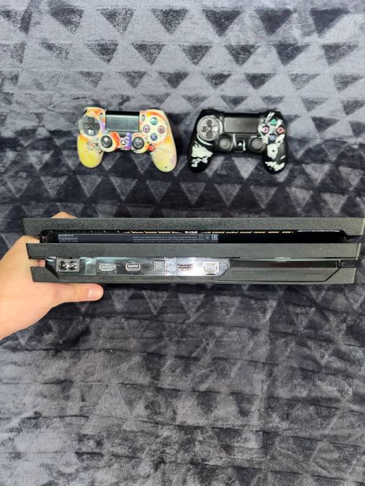 Продам PS 4 Pro 1 TB + 2 геймпада