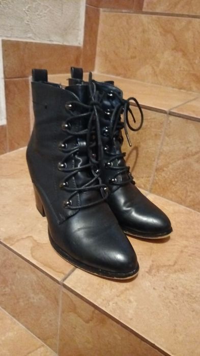 Botki wiązanie na słupku