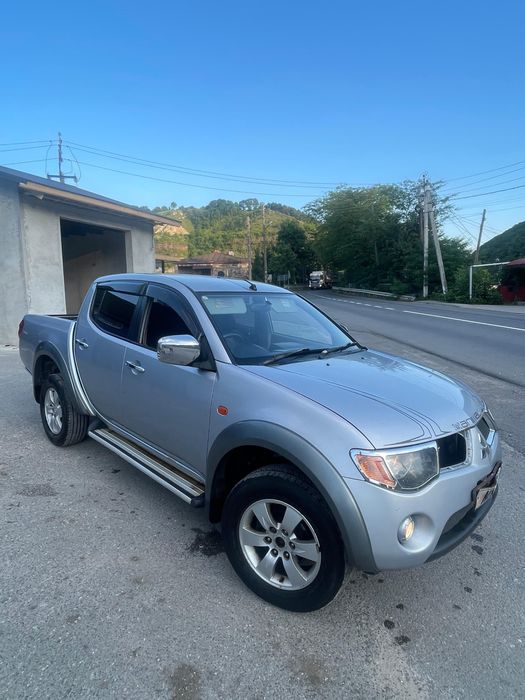 Nissan Navara; Mitsubishi L200