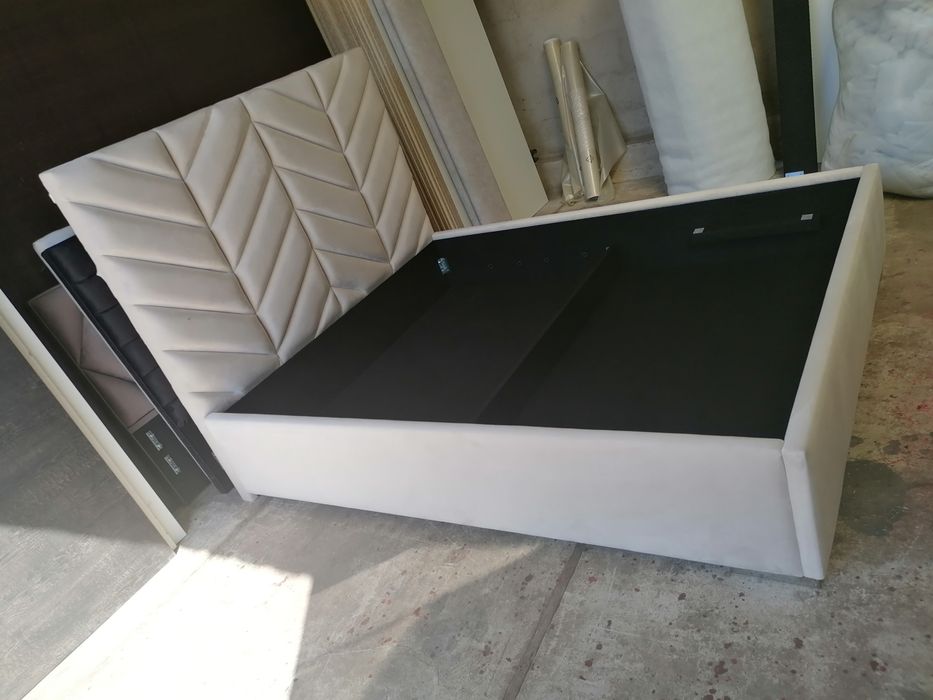 Łóżko tapicerowane jodełka panele glamour beż jasne welwet welur łoże