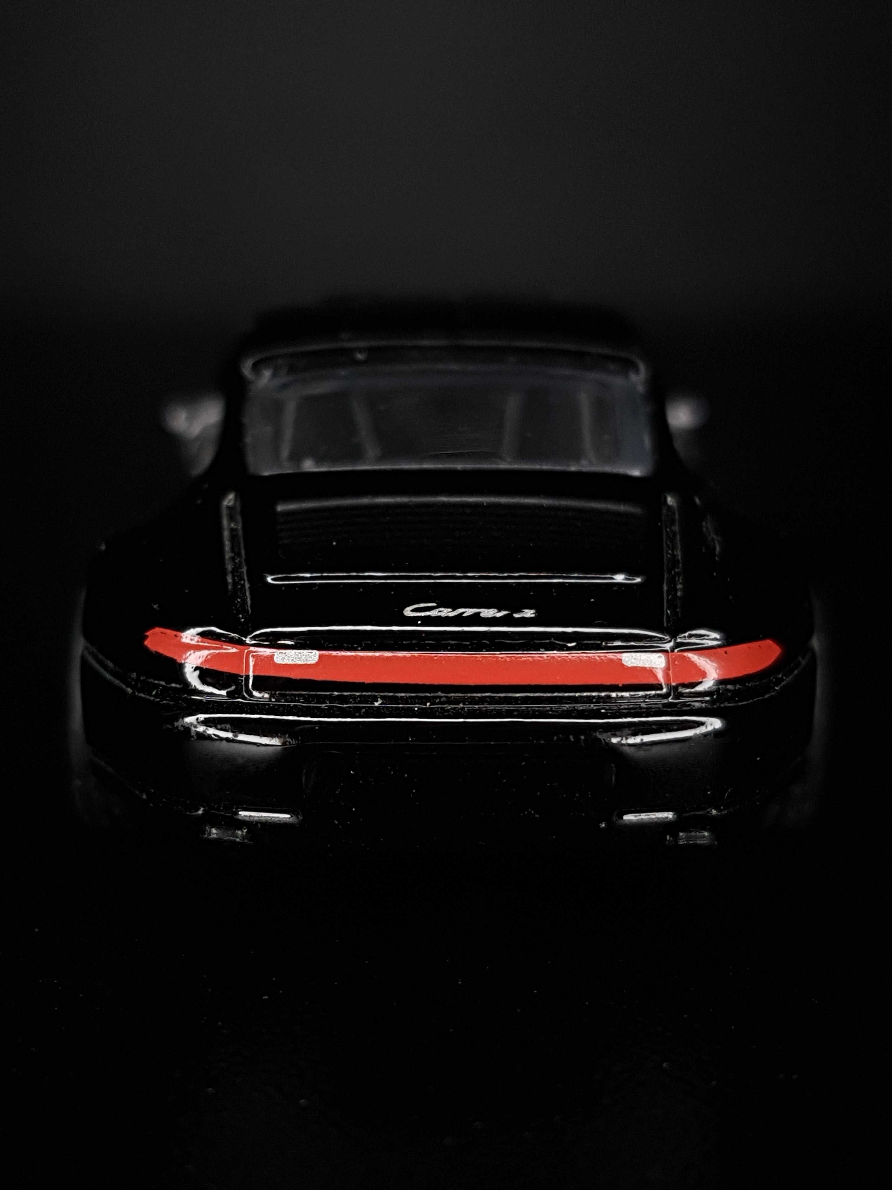 Hot Wheels '96 Porsche Carrera z serii Porsche z 2020 roku luzak