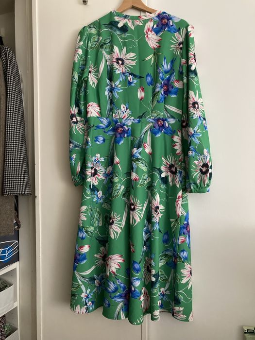 Vestido midi verde com motivo floral