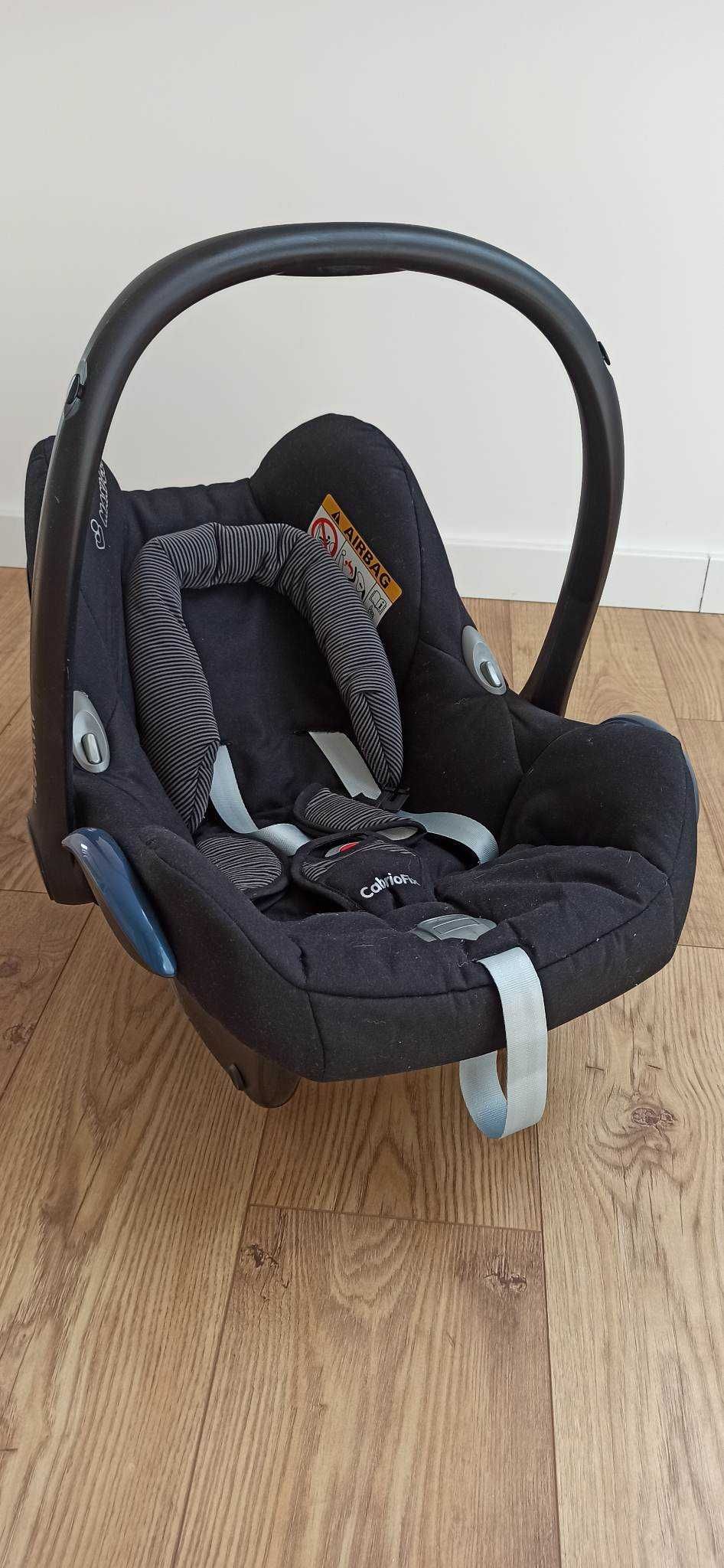Czarny fotelik samochodowy MAXI COSI z wkładką dla noworodka