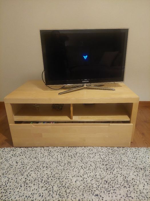 Móvel TV madeira com gavetas para arrumação