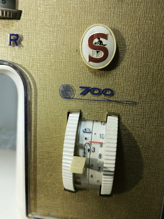 Máquina de Costura - Singer - Mod. 700G - Bom Estado