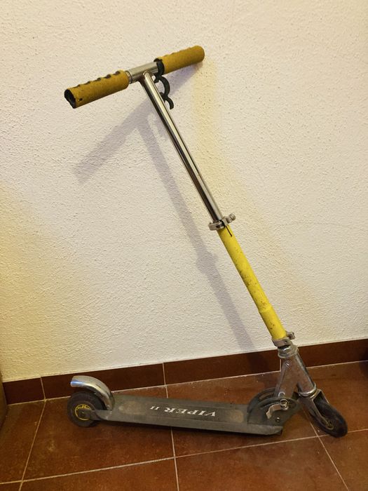 Trotinete antiga precisa de reparação