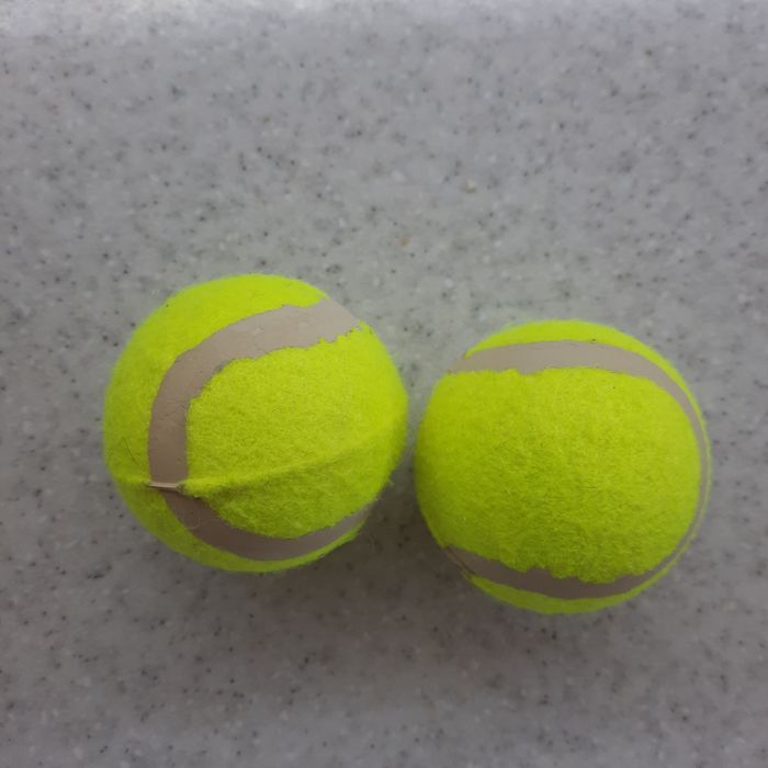 Продам 2 мяча для большого тенниса.