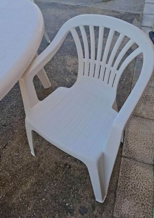 Mesa oval + 3 cadeiras em resina