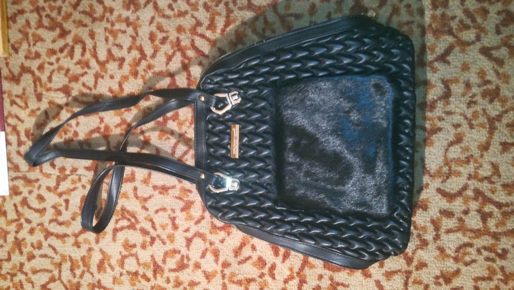 Damska torebka monnari czarna z futerkiem z DEFEKTEM