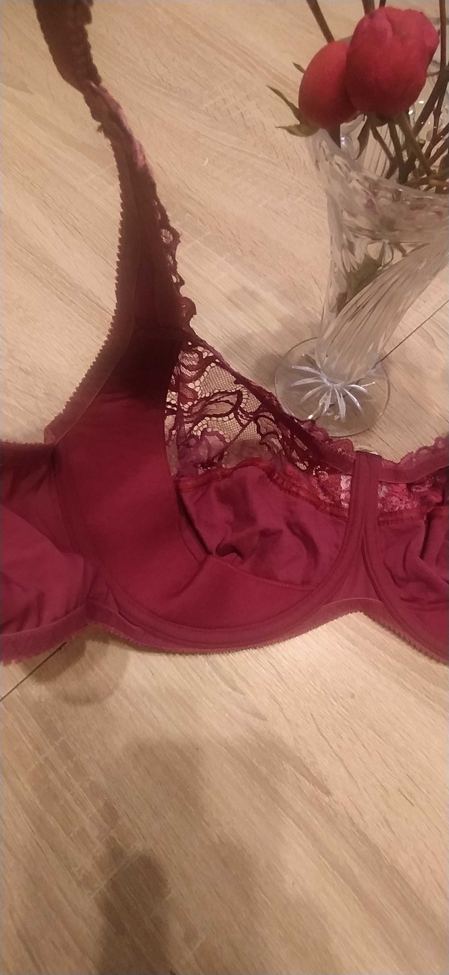 Stanik na 85H .z fiszbinami pod miseczką zapięcie na 2 haftki.
