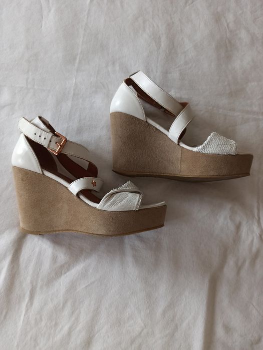 Sandálias brancas de salto alto com compensação da Cubanas