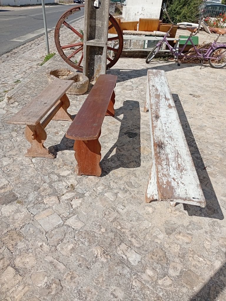 Bancos corridos em madeira
