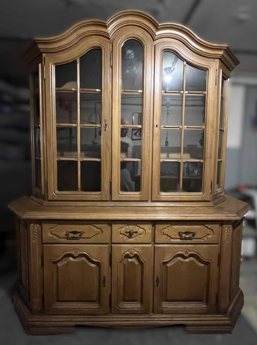 Komoda dębowa z przeszkloną witryną