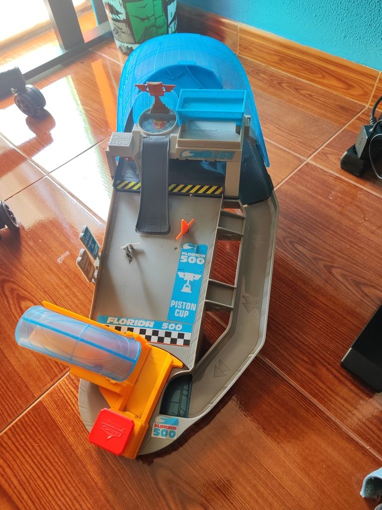 Vários brinquedos.