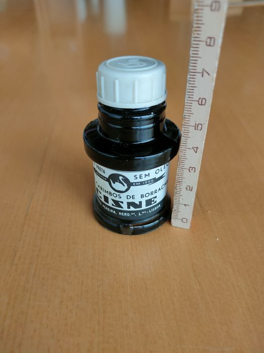 Conjunto de frascos de tinta antigos.