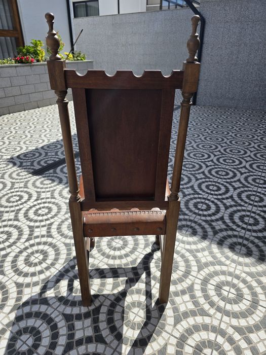 Mesa madeira com 8 cadeiras em couro sem riscos nem mossas