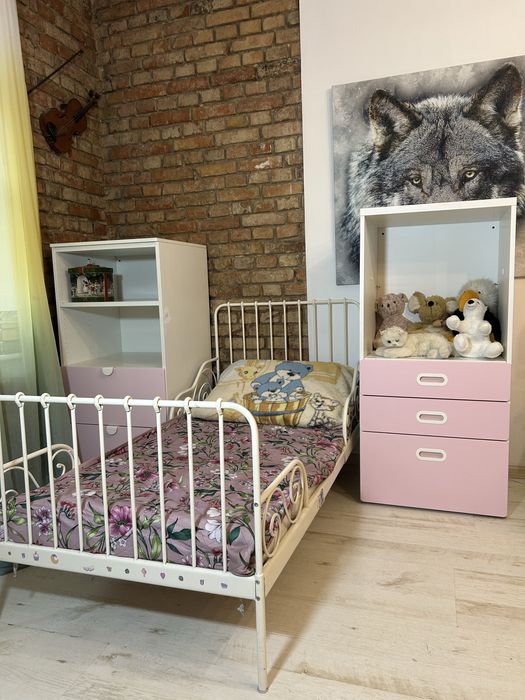 2 regaly do pokoju dziewczynki