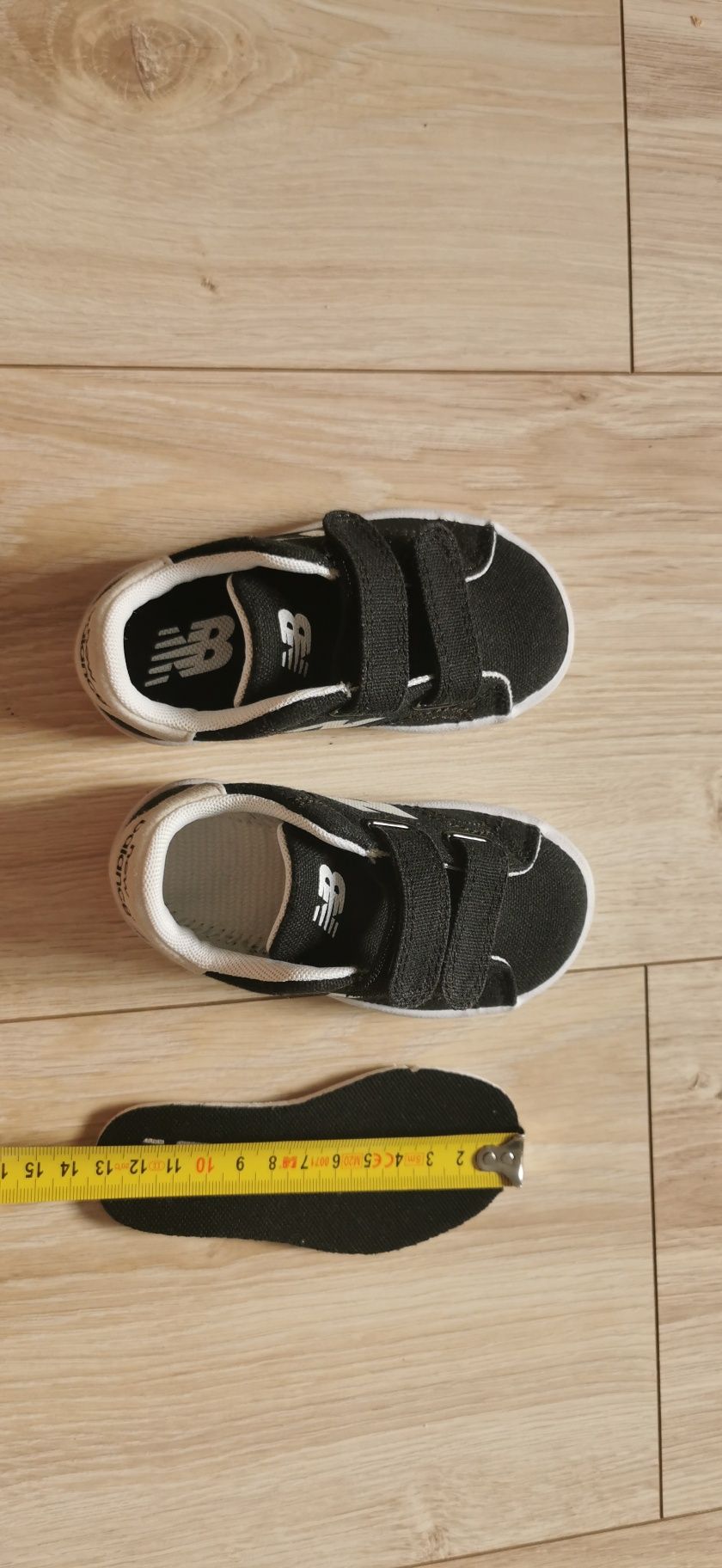 Czarne nowe buty New Balance zapinane na rzepy, rozmiar 21