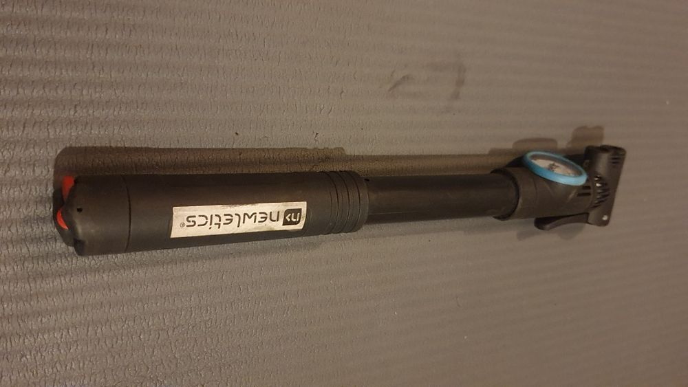Pompka rowerowa ręczna z manometrem