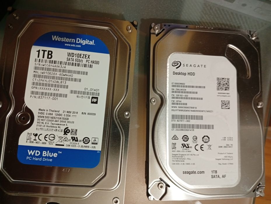 Dois discos HDD de 1 TB cada
-Western digital WD10EZEX Sata 6G b/s
-Se