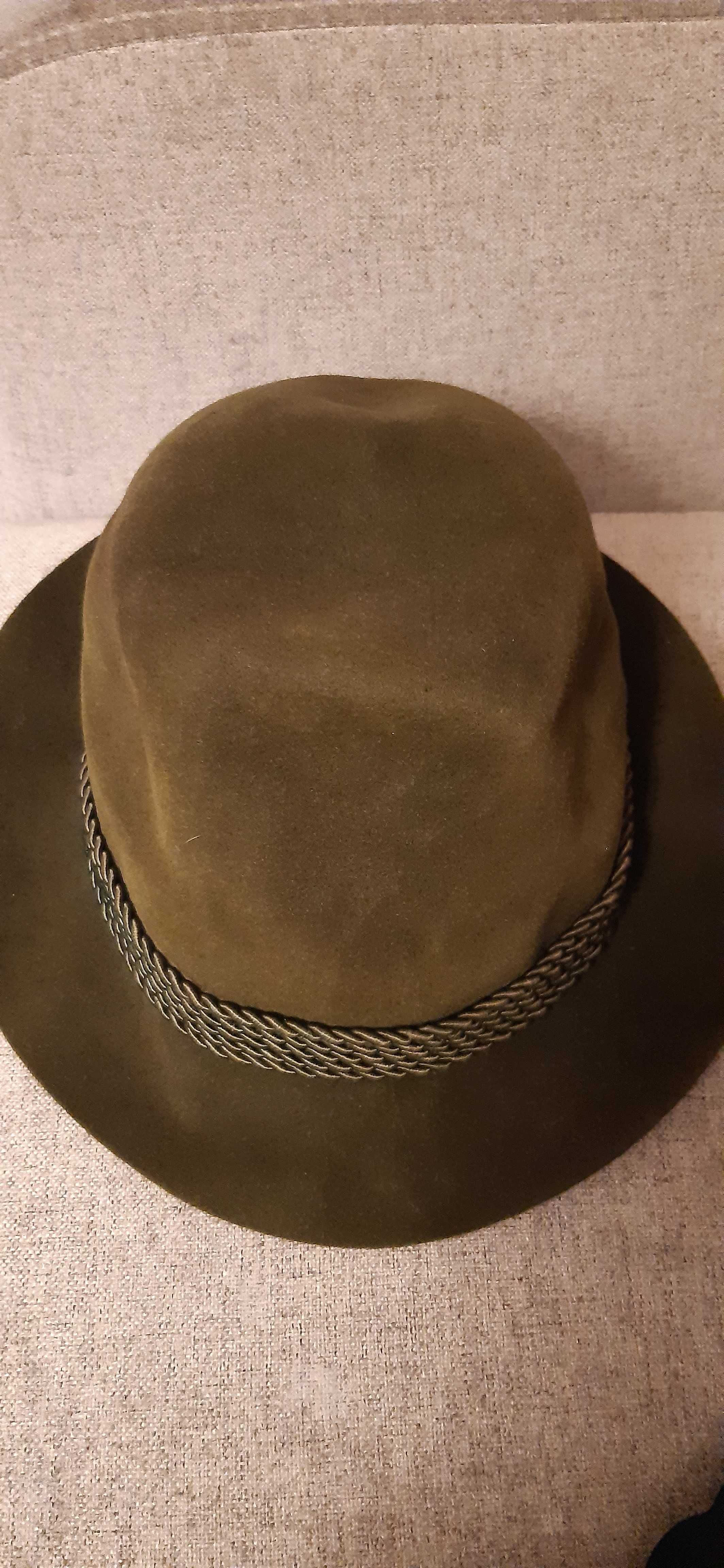 stary kapelusz leśnika, leśnika, myśliwego kolor zielony