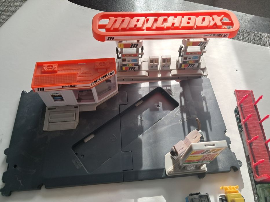 Stacja benzynowa,  autka