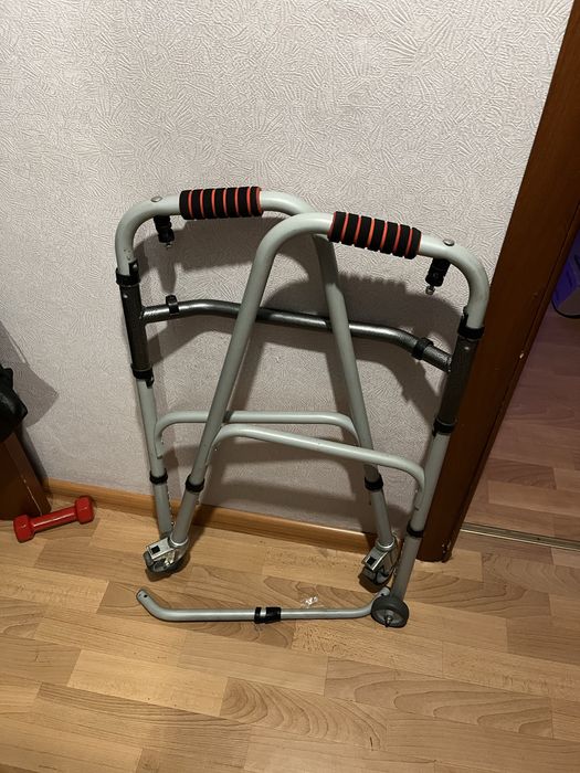 Ходунки для людей похилого віку або людей які мають інвалідність
