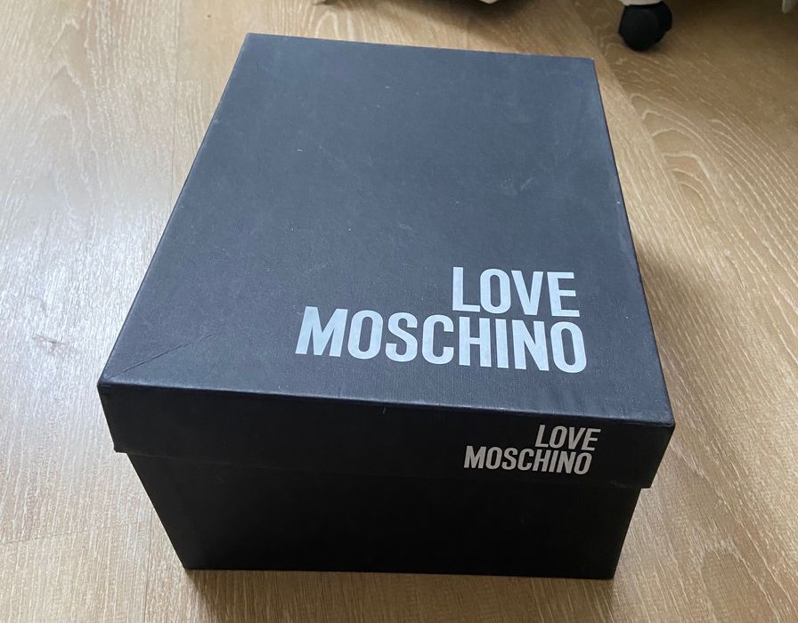 Ténis da marca Moschino