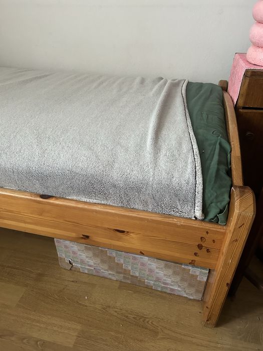 Pojedyncze łóżko drewniane, lozko