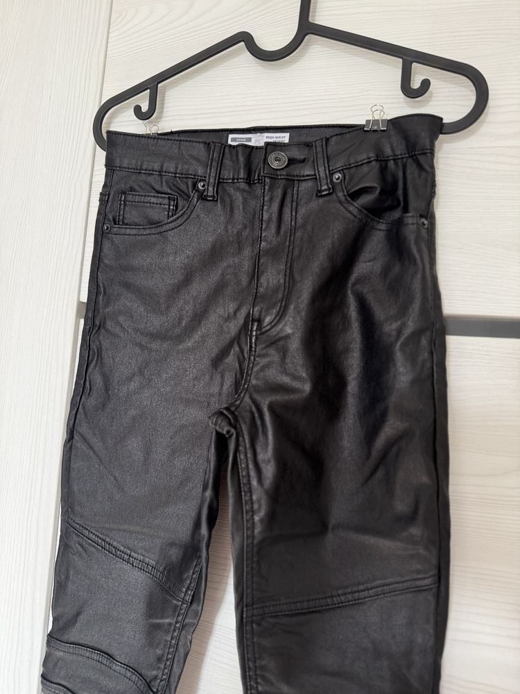 Czarne woskowane spodnie Bershka nowe dopasowane skinny wysoki stan S