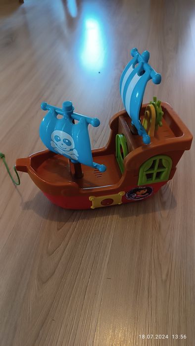 zabawka statek piracki + gratis figurkę pieska i brama