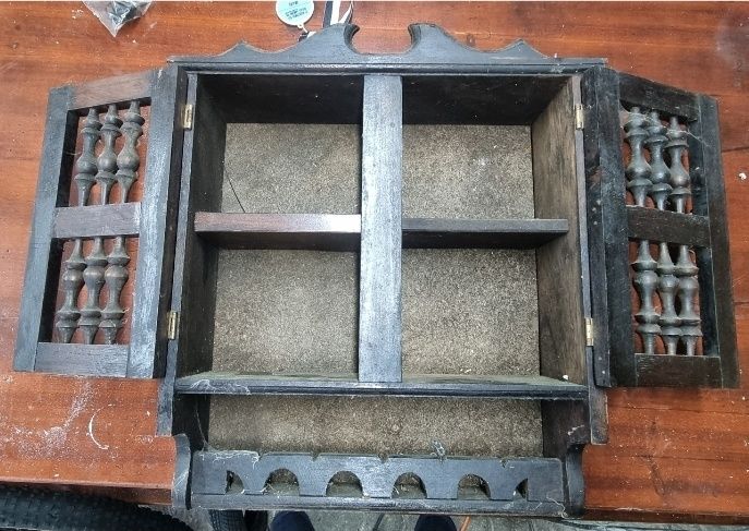 Estante antiga em bom estado