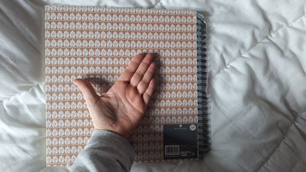 Álbum Para Fotos 240 Páginas
Dimensão: 32,5x3x31,1cm
Metal e Cartão

A