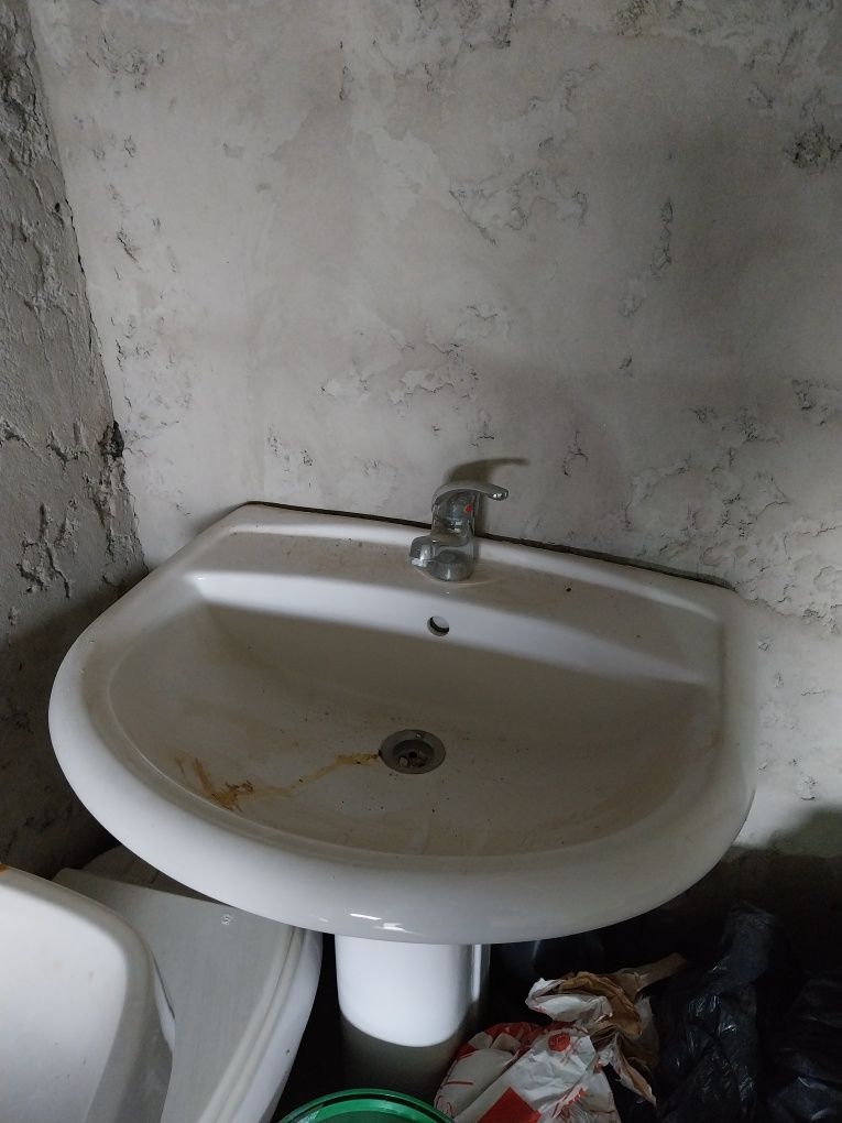 Vendo 2 lavatórios de casa de banho com torneiras incluídas