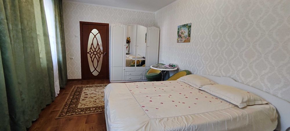 Здається будинок.4 роздільні кімнати.2 санвузли.Меблі.Побутова техніка