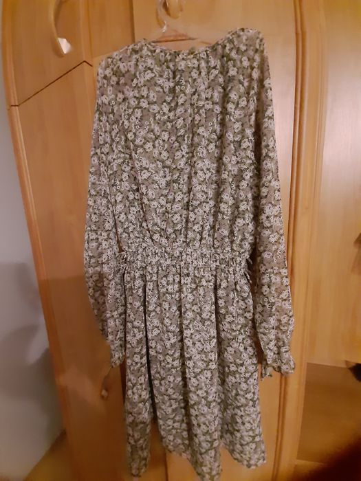 Sukienka w kwiaty r. 146