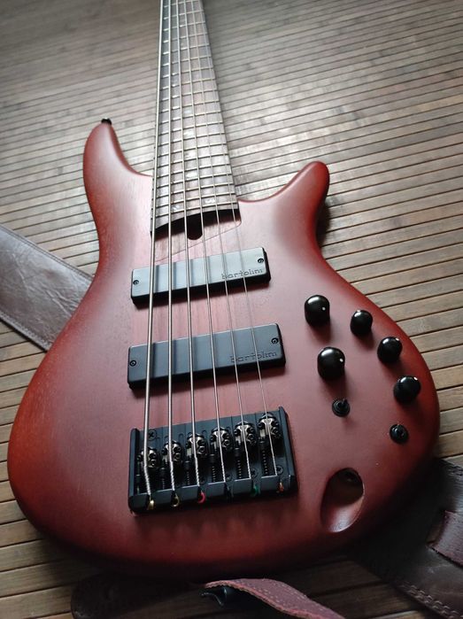 Baixo Ibanez 6 Cordas (SR506E Brown Mahogany) como novo  – Inclui Saco