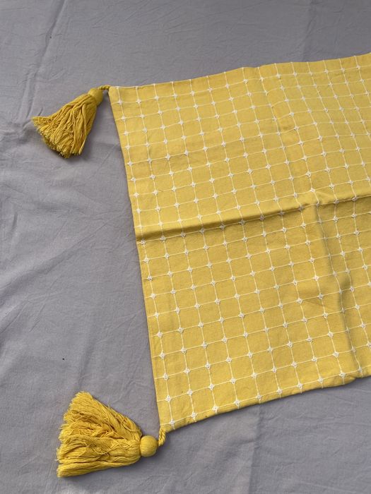 Poszewka ozdobna na poduszkę z frędzlami.