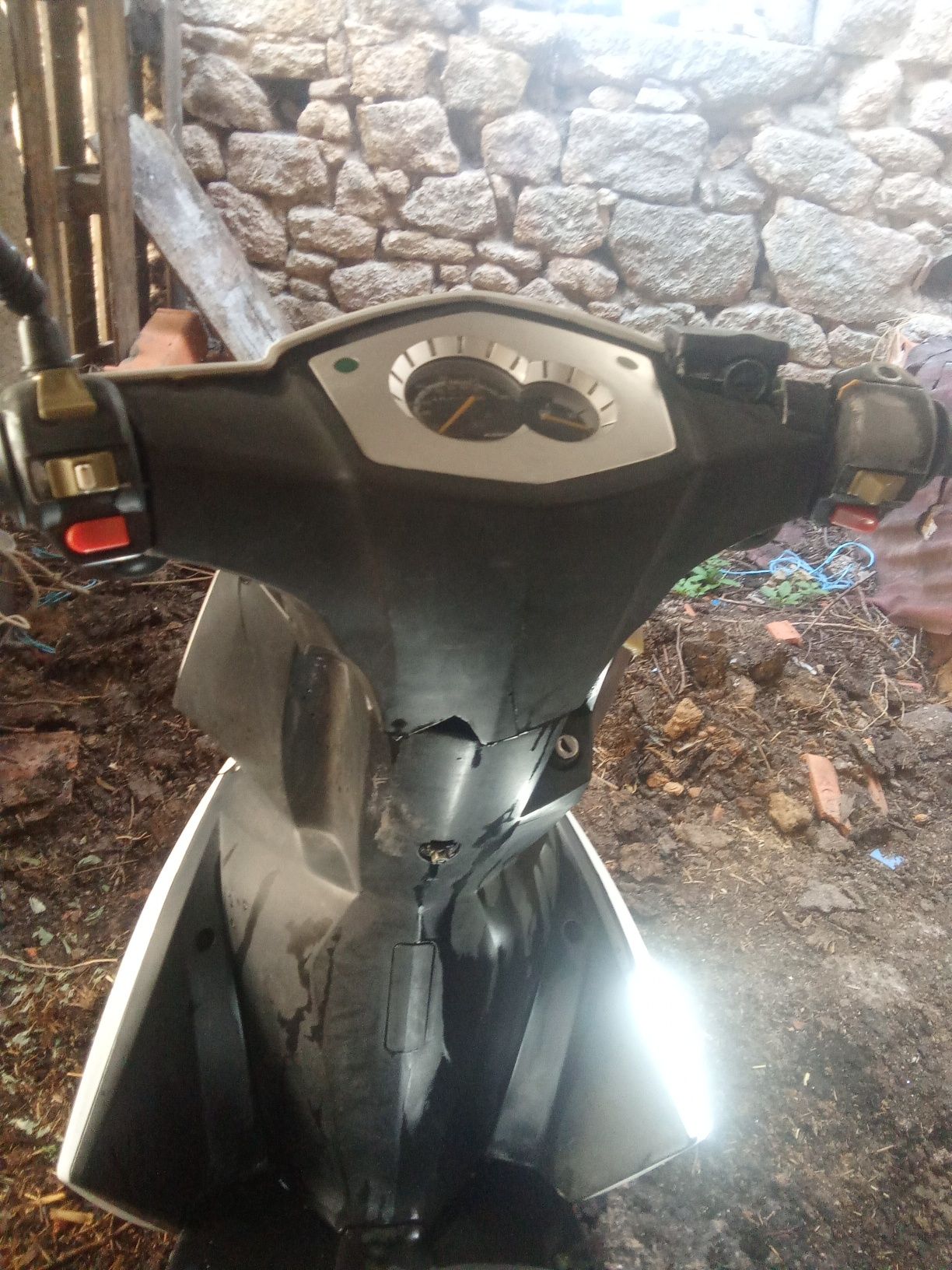 Scooter usada com pouca coisa a fazer